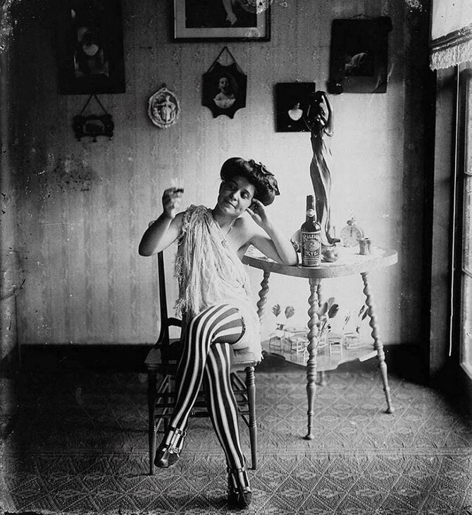 «Τι χρειάζονται λόγια εκεί, όπου η παντομίμα είνε τόσον εύγλωττη!»: Μία ώρα στο γύρισμα «ασέμνων ταινιών»