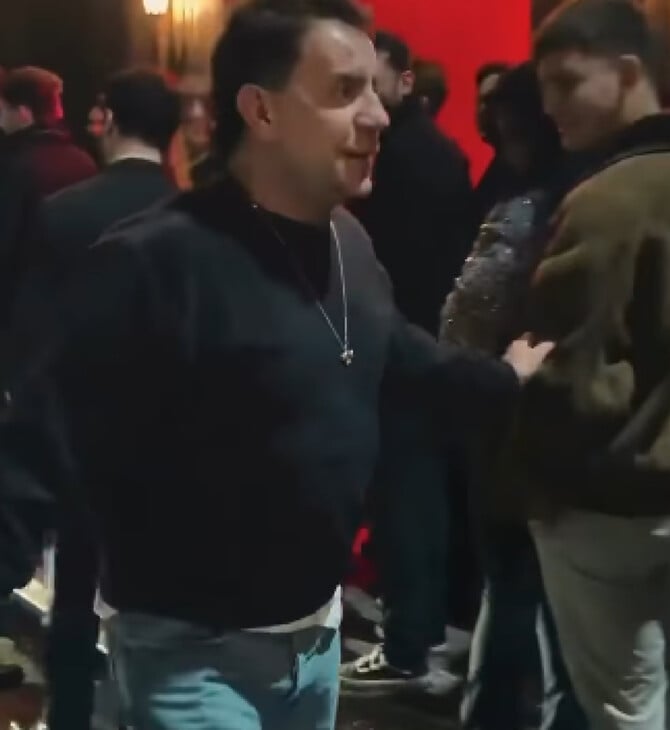 Γιώργος Μαζωνάκης: Βγήκε έξω από το νυχτερινό κέντρο για να χαιρετήσει τον κόσμο που περίμενε να μπει