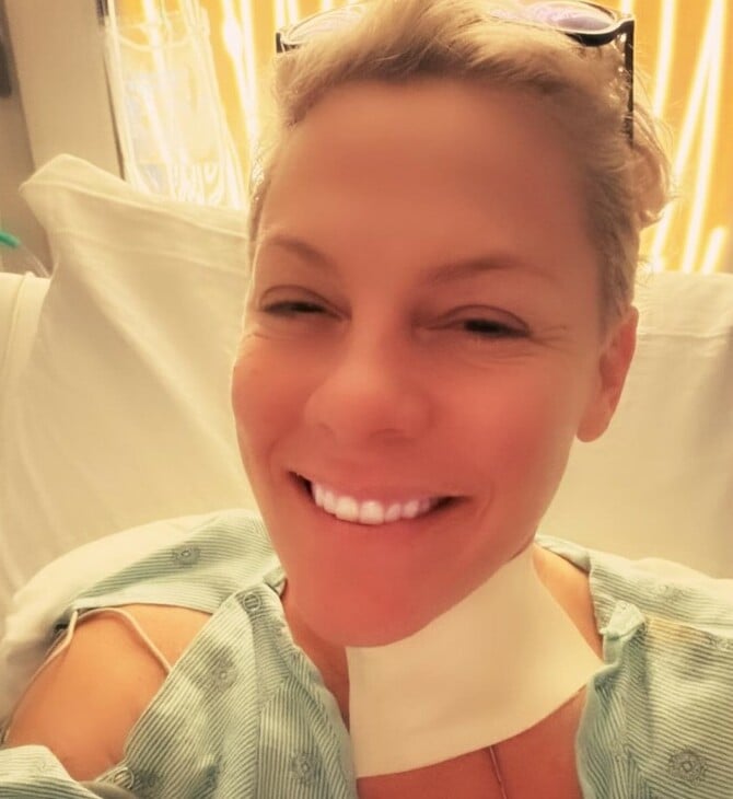 PINK ΤΡΑΓΟΥΔΙΣΤΡΙΑ ΠΡΩΤΟΧΡΟΝΙΑ ΝΟΣΟΚΟΜΕΙΟ