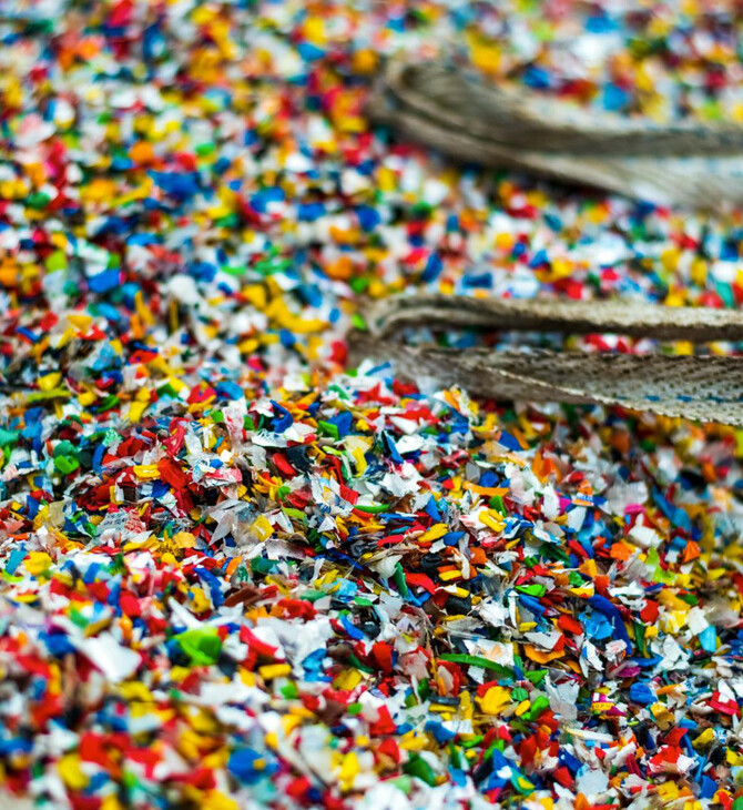 Μικροπλαστικά παντού στην καθημερινότητα: Πού εντοπίζονται και πώς να μειώσουμε την έκθεσή μας