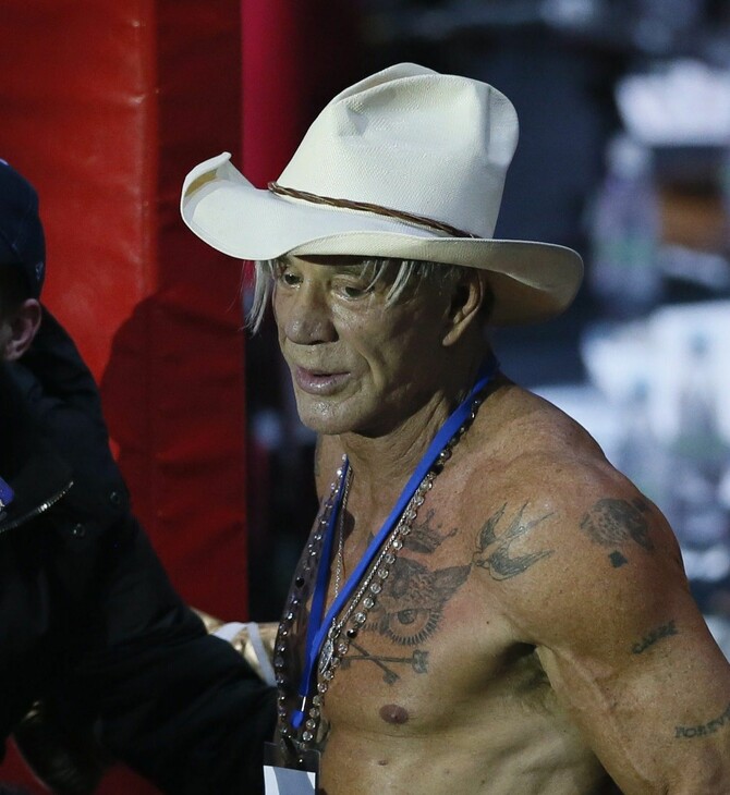 Αγνώριστος ο Μίκι Ρουρκ σε εμφάνιση μετά τα δημοσιεύματα για έξωση από το σπίτι του