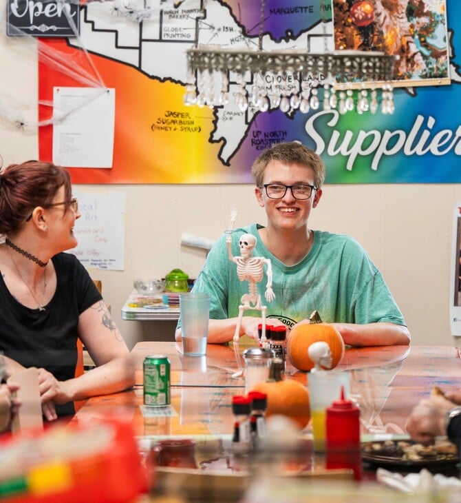 Ιδιοκτήτης, σερβιτόρος, μάγειρας 