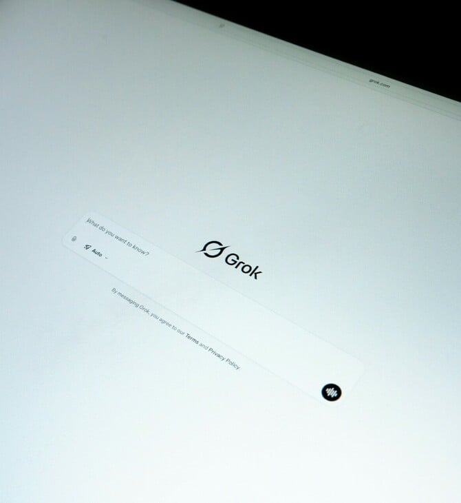 Grok: Συνεχίζεται η δημοσίευση εικόνων γυναικών και παιδιών με «ελάχιστο ρουχισμό» παρά τη δέσμευση για αναστολή λογαριασμών