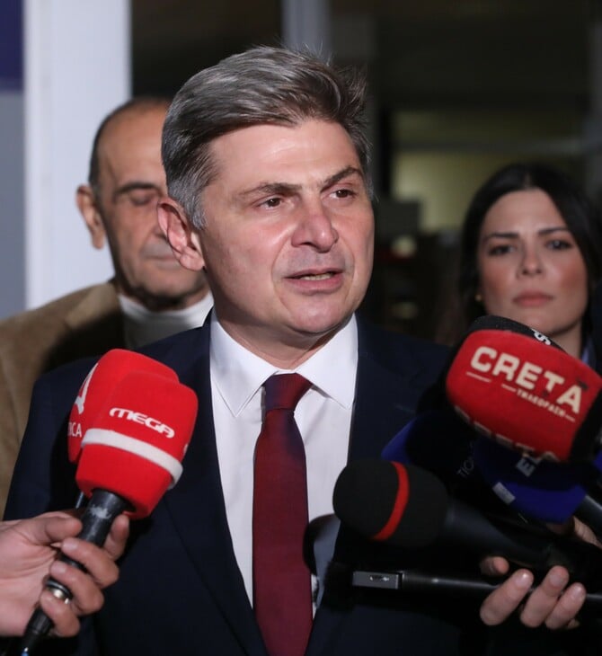 Νικόλας Φαραντούρης: Δεν παραδίδει την έδρα του - «Συνεχίζω απερίσπαστος το έργο μου»