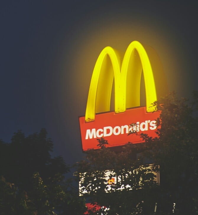 McDonald's: Συνδικάτα κατηγορούν την εταιρεία για «επαναλαμβανόμενη παρενόχληση» σε βάρος «κυρίως έφηβων» εργαζομένων