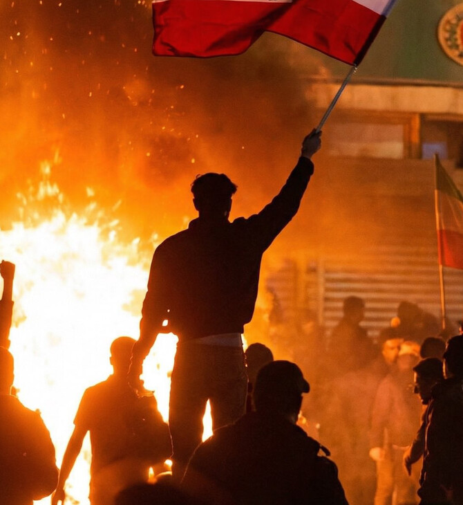 Ιράν: «Θάνατος στον Χαμενεΐ» - Χιλιάδες διαδηλωτές κατέκλυσαν τους δρόμους της Τεχεράνης