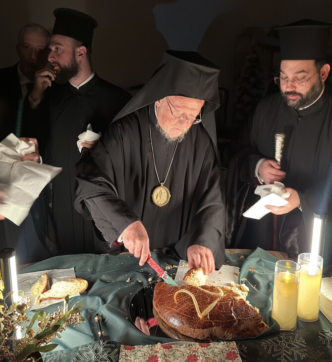 Τα απρόοπτα στην κοπή πίτας με τον Πατριάρχη Βαρθολομαίο: Τα μαχαίρια και το σχόλιο για «κακό οιωνό»