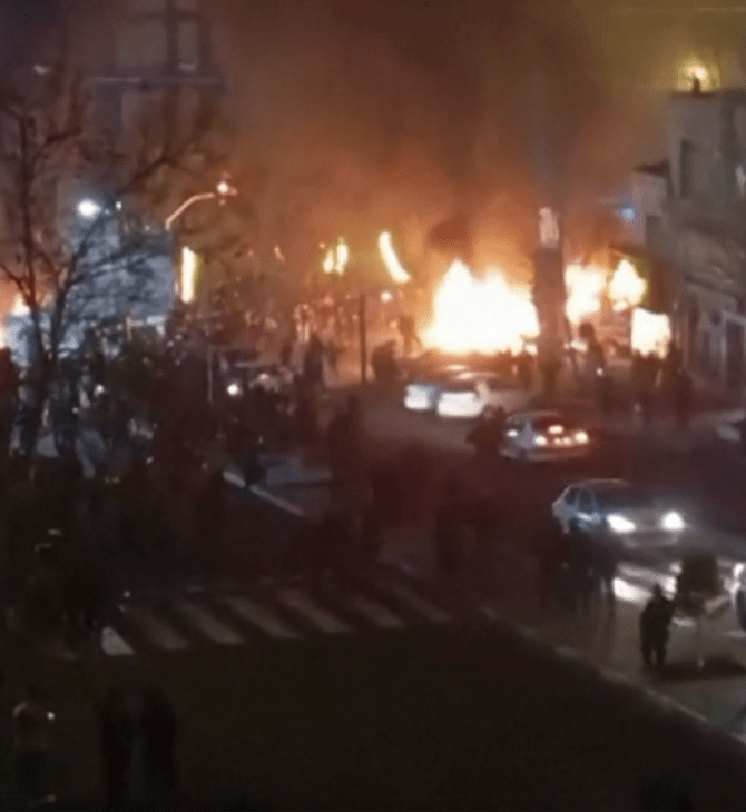 «Πυροβολούν κατευθείαν εναντίον των διαδηλωτών»: Αυτόπτες μάρτυρες περιγράφουν την αιματηρή καταστολή στο Ιράν