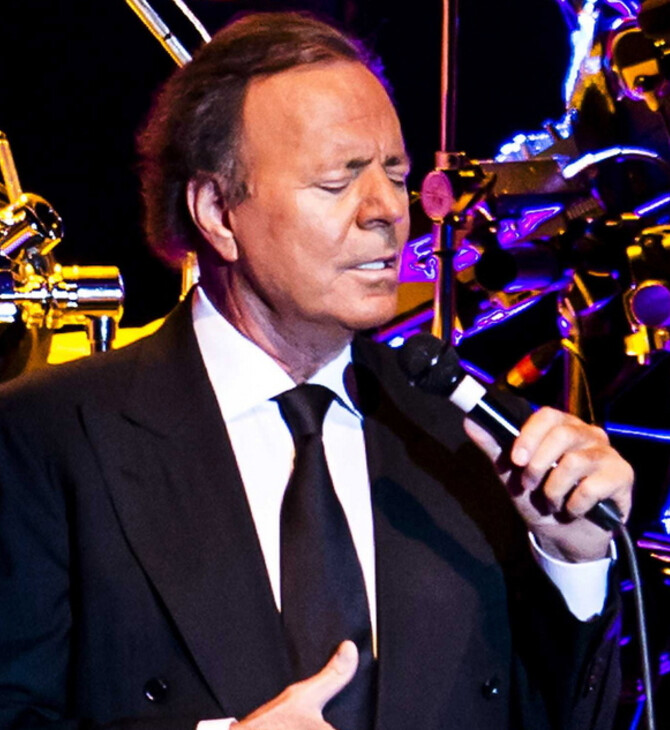 Χούλιο Ιγκλέσιας: Kατηγορείται ότι υποχρέωνε γυναίκες υπαλλήλους σε εξετάσεις σεξουαλικώς μεταδιδόμενων νοσημάτων