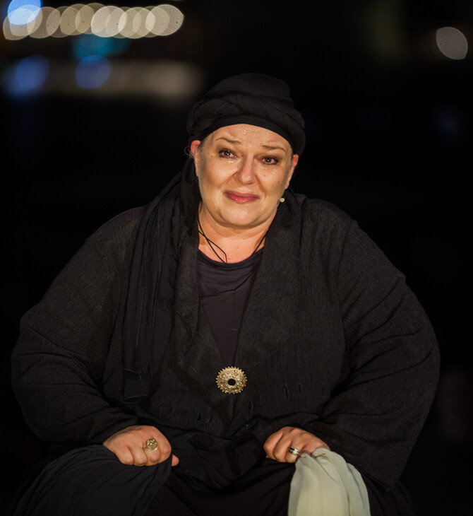 «Η Κυρά της Ρω»: Μία σπάνια θεατρική εμπειρία φωτίζει τη ζωή μιας γυναίκας που έγινε θρύλος