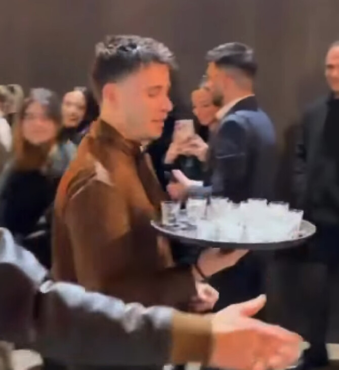 Γιώργος Μαζωνάκης: «Για να ζεσταθείτε» - Κέρασε σφηνάκια τον κόσμο έξω από το κέντρο που εμφανίζεται