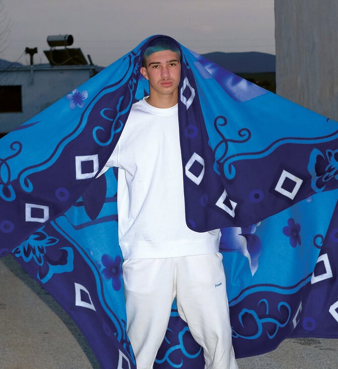 Ο Θεόδωρος Γεννιτσάκης παντρεύει την Αρχαία Ελληνική μυθολογία με τις σύγχρονες υποκουλτούρες του δρόμου» της Dalia Al-Dujaili 