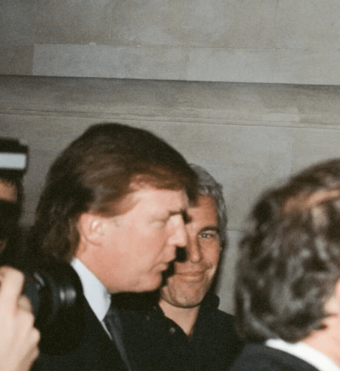 Ουάσινγκτον: Ένα αντίγραφο ύψους τριών μέτρων της φερόμενης κάρτας γενεθλίων του Τραμπ προς τον Έπσταϊν εμφανίστηκε σε πάρκο