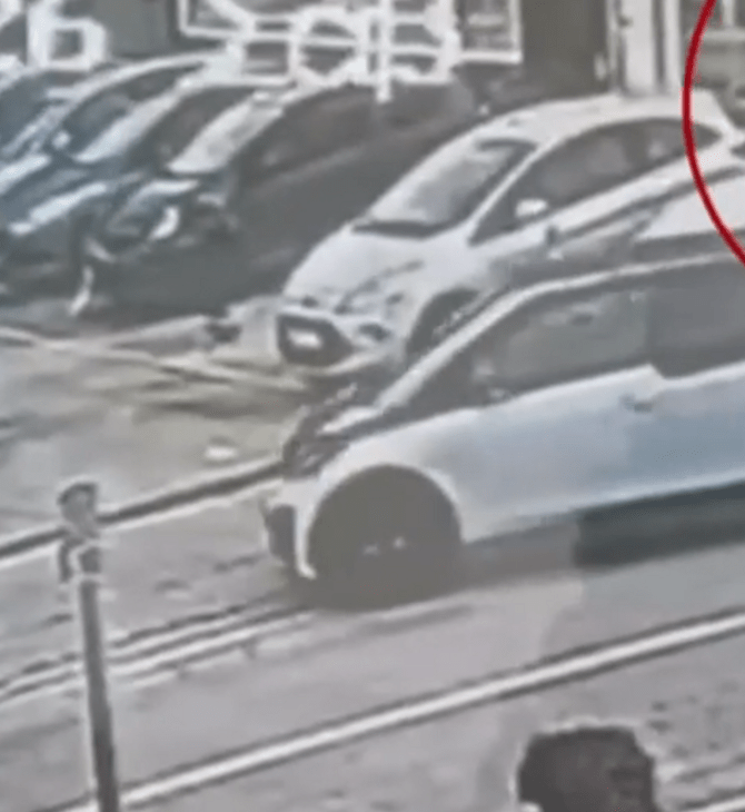 Βριλήσσια: Η στιγμή της παράσυρσης υπαλλήλου των ΕΛΤΑ 