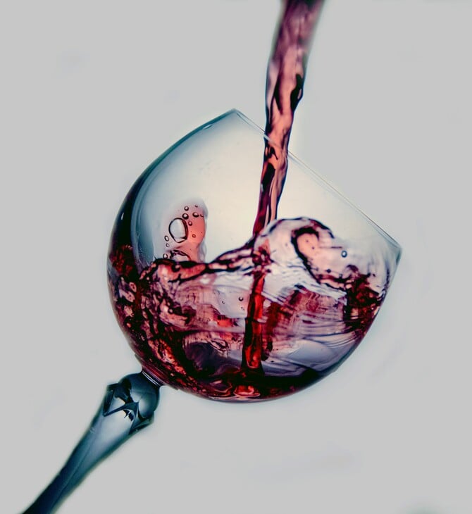 Πίνουμε λιγότερο κρασί επειδή είμαστε πιο μόνοι