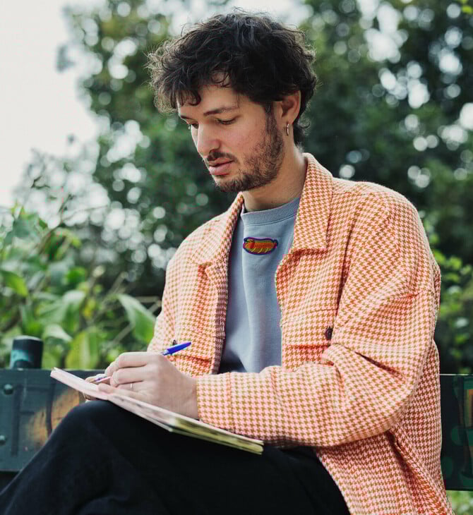 O εικονογράφος Βασίλης Κουτσογιάννης δυσκολεύεται να περιγράψει το στυλ του