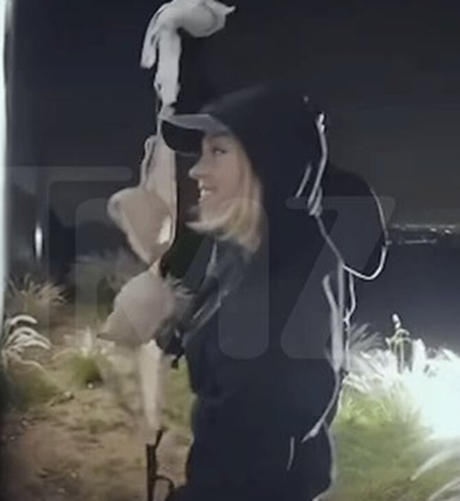 Σίντνεϊ Σουίνι: Κρέμασε σουτιέν της στην πινακίδα του Χόλιγουντ και κινδυνεύει να συλληφθεί