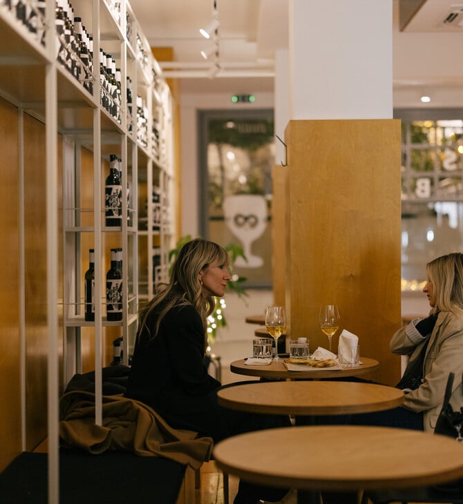 «Philip Glass»: Ένα wine bar χωμένο στην Πανόρμου