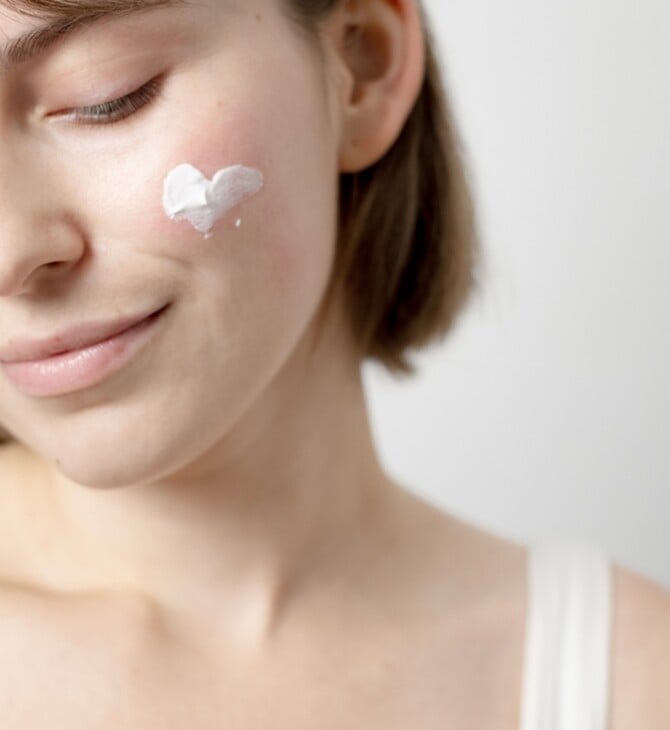 Κρύο έξω, ζέστη μέσα: 2 απαραίτητα προϊόντα για το ευαίσθητο, με τάση ερυθρότητας δέρμα