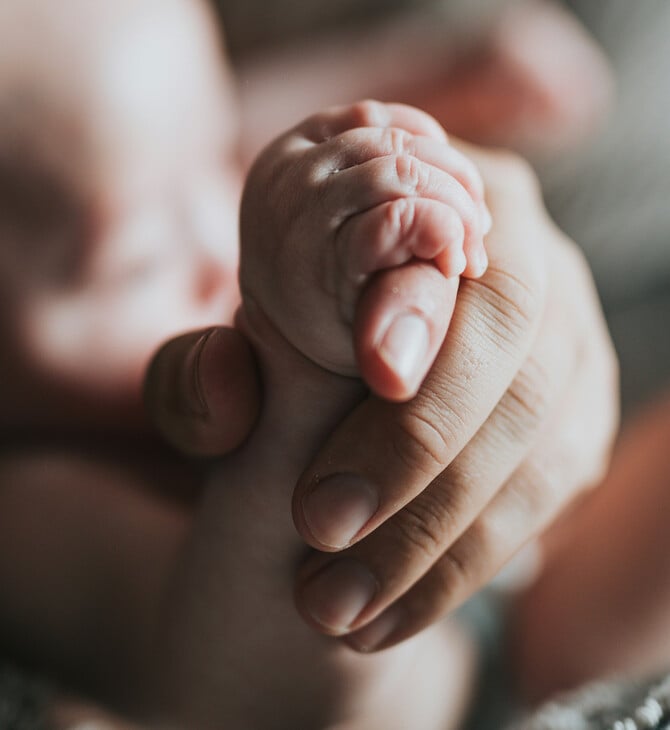 Καλλιθέα: Τάισαν το βρέφος στις 3 το βράδυ και στις 6 το πρωί το βρήκαν νεκρό, υποστηρίζουν οι γονείς