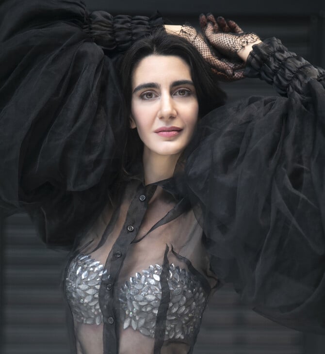 Θέμις Εικοσιπεντάρχου (Themis Eleni): Μια καλλιτέχνις που κάνει το γέλιο τελετουργία