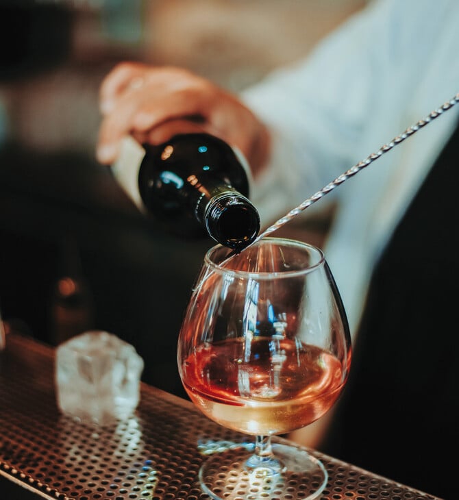 Upupa Epops the Bar: Ένα χρωματιστό στέκι στα Πετράλωνα που μένει σταθερό μέσα στα χρόνια