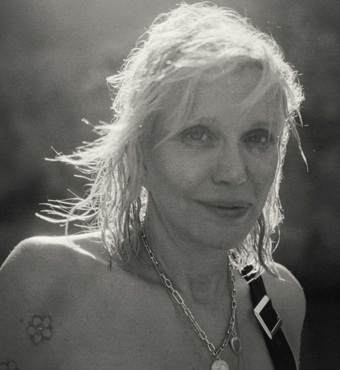 «Αν θέλεις να ρίξεις πυρηνική βόμβα στη ζωή σου, δοκίμασε κρακ»: Η επιστροφή της Κόρτνεϊ Λαβ 