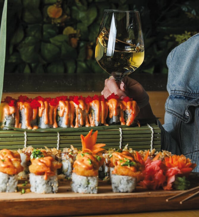 Drunk Duck: Η Καλλιθέα πίνει κοκτέιλ και τρώει σούσι