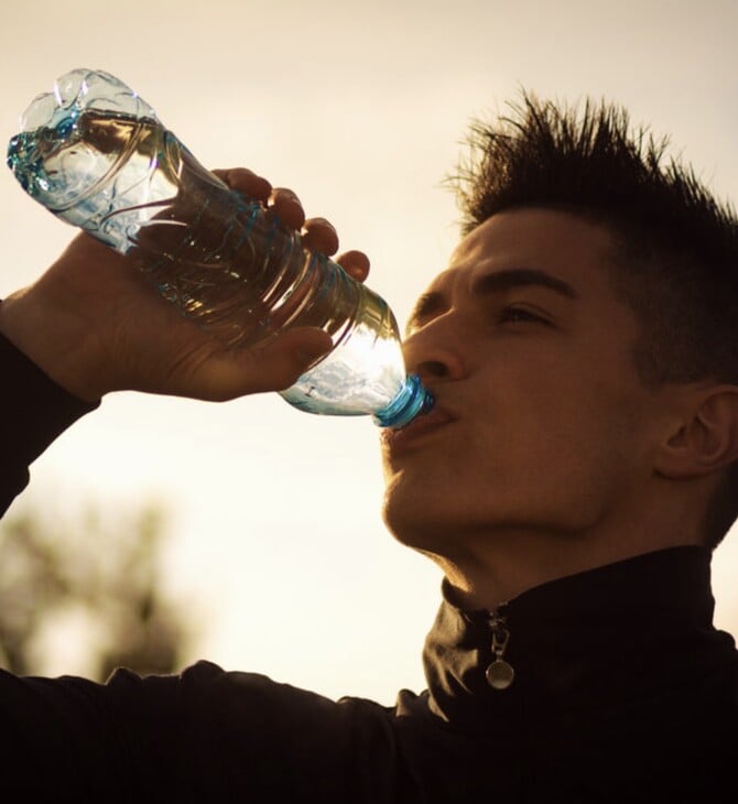 Πόσο νερό να πίνουμε κάθε μέρα, ανάλογα με την ηλικία μας