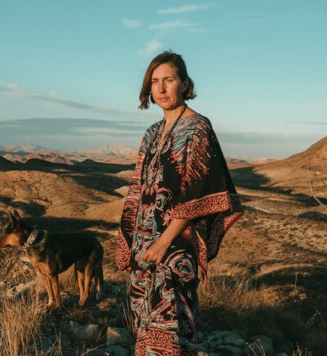 Μια καλλιτέχνης επανεφευρίσκει τον εαυτό της ζώντας στην άκρη του κόσμου