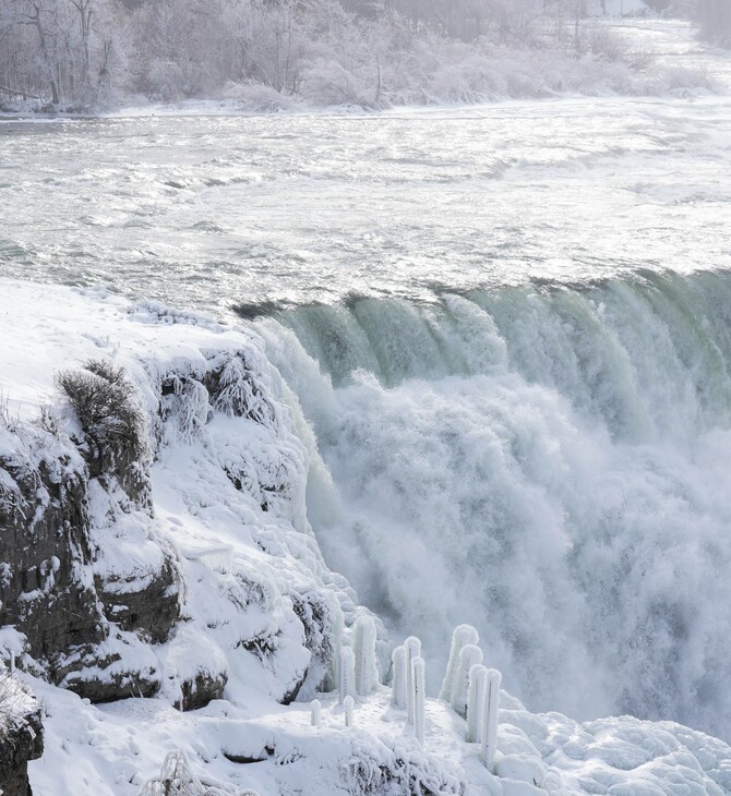 Οι καταρράκτες του Νιαγάρα πάγωσαν δημιουργώντας μαγευτικές εικόνες