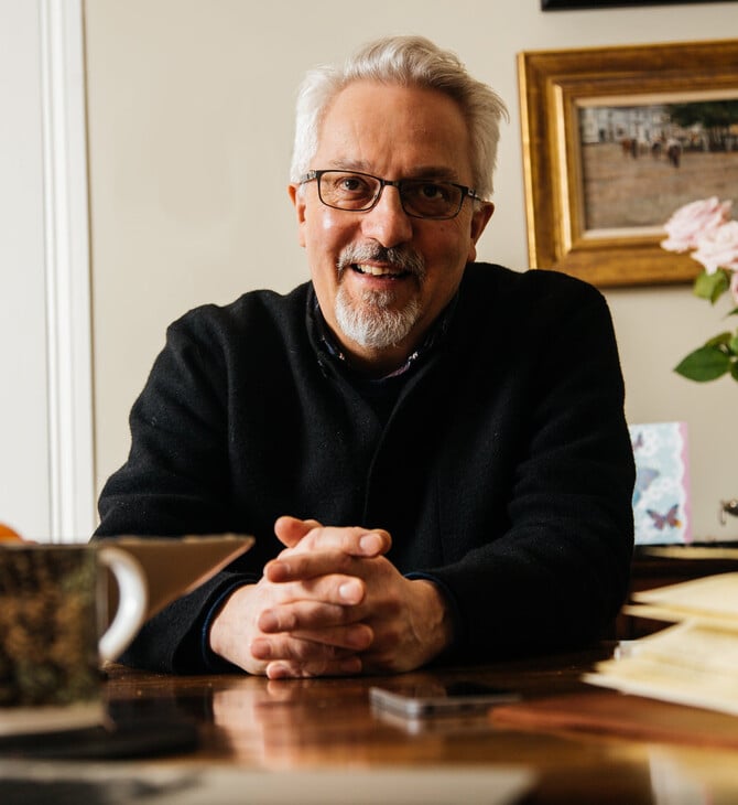 Άλαν Χόλινγκχερστ: «Στην queer λογοτεχνία, κάτι από εκείνη την παλιά οργή θα επιστρέψει» 