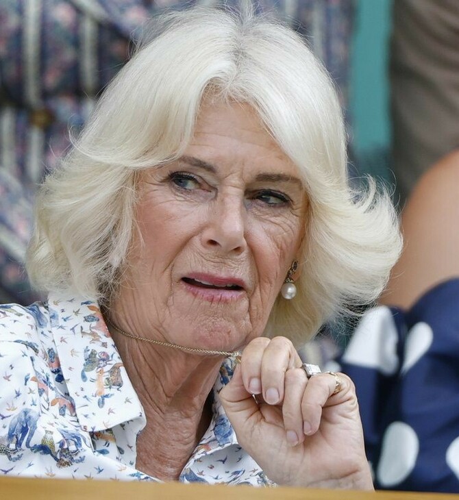 Βασίλισσα Καμίλα: «Θα βοηθήσει η βασιλική οικογένεια την έρευνα για τον Έπσταϊν;» - Η ερώτηση που αγνόησε σε εμφάνισή της