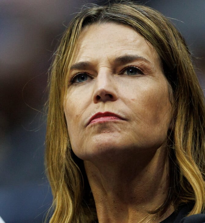 Savannah Guthrie: «Όποιος την κρατά θέλουμε να επικοινωνήσει» - Η έκκληση της παρουσιάστριας για την αγνοούμενη μητέρα της 