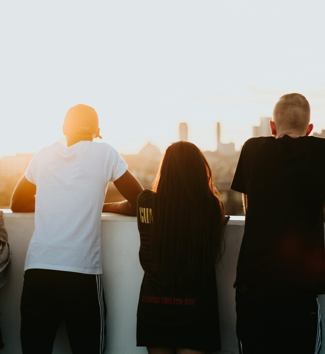 ΜΑΚΡΟΝ ΓΑΛΛΙΑ ΝΕΟΙ SOCIAL MEDIA ΑΠΑΓΟΡΕΥΣΗ ΔΙΑΔΙΚΤΥΟ