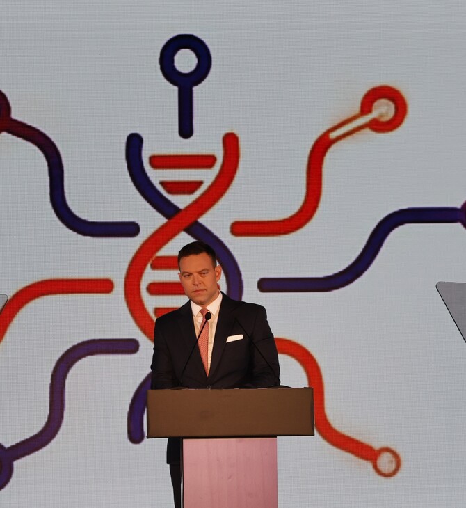 ΣΤΕΦΑΝΟΣ ΚΑΣΣΕΛΑΚΗΣ ΚΟΜΜΑ ΝΕΟ ΟΝΟΜΑ