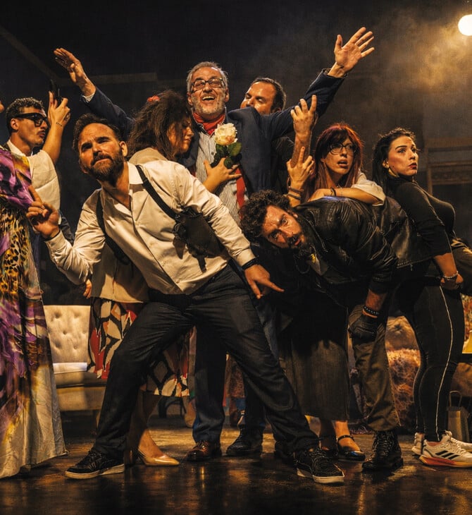 Ο Ημιυπαίθριος του Γιώργου Αλκαίου: Μια σουρεαλιστική κωμωδία για όλα τα σοβαρά της ζωής