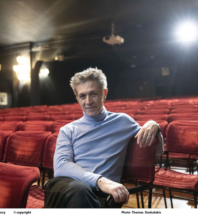 Αιμίλιος Χειλάκης: Αστυνομικοί διέκοψαν τη θεατρική παράσταση στην οποία πρωταγωνιστεί - Τι συνέβη 