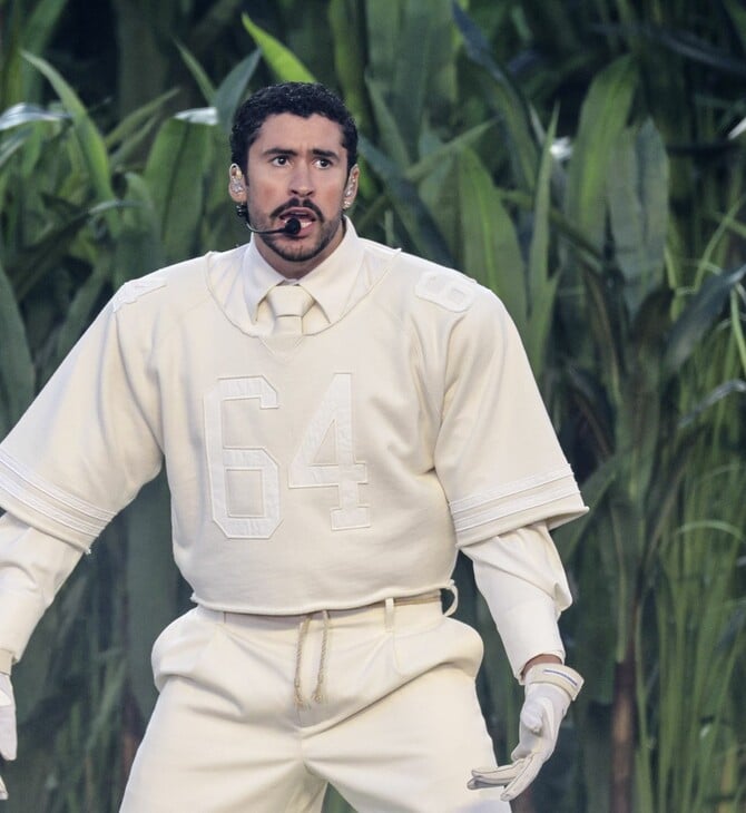 Ο Bad Bunny επέλεξε Zara outfit για το Super Bowl και όχι τυχαία