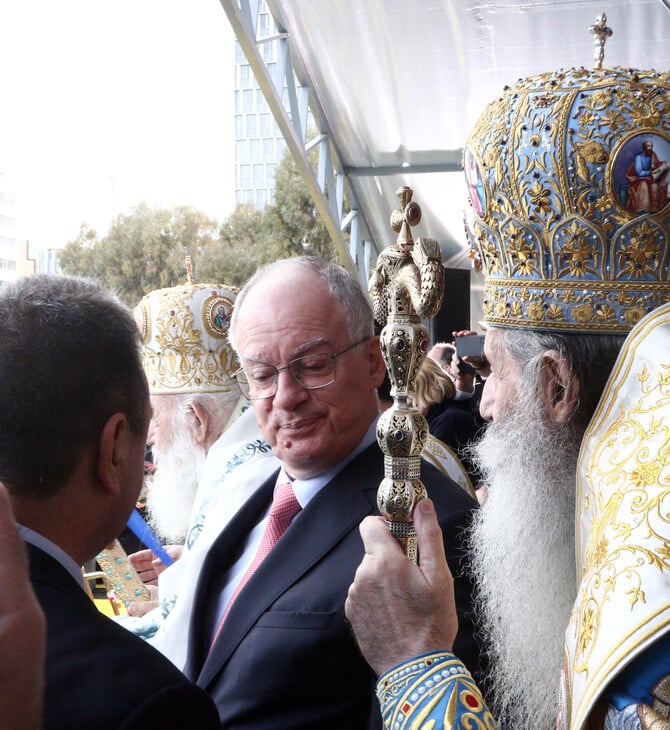 Μη βγάζετε γλώσσα