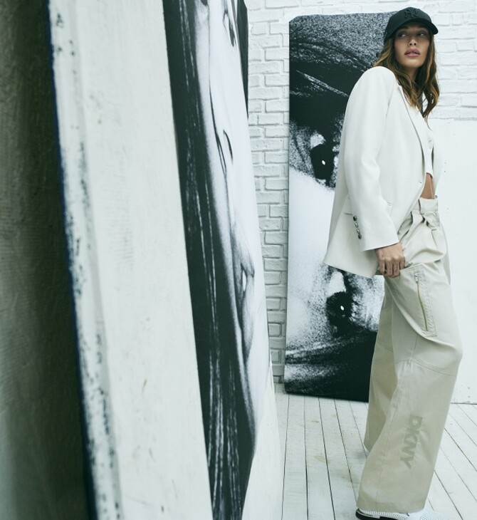 Η DKNY παρουσιάζει την καμπάνια Άνοιξη 2026 με πρωταγωνίστρια τη Hailey Bieber