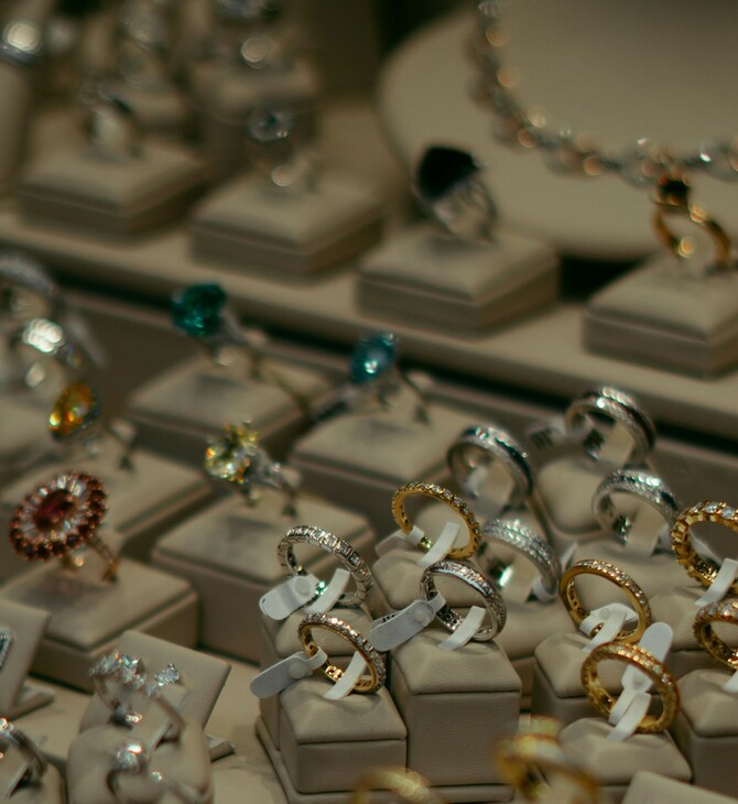 Κομοτηνή: Γυναίκα έκλεψε κοσμηματοπωλείο και έριξε υδροχλωρικό οξύ σε υπάλληλο για να ξεφύγει