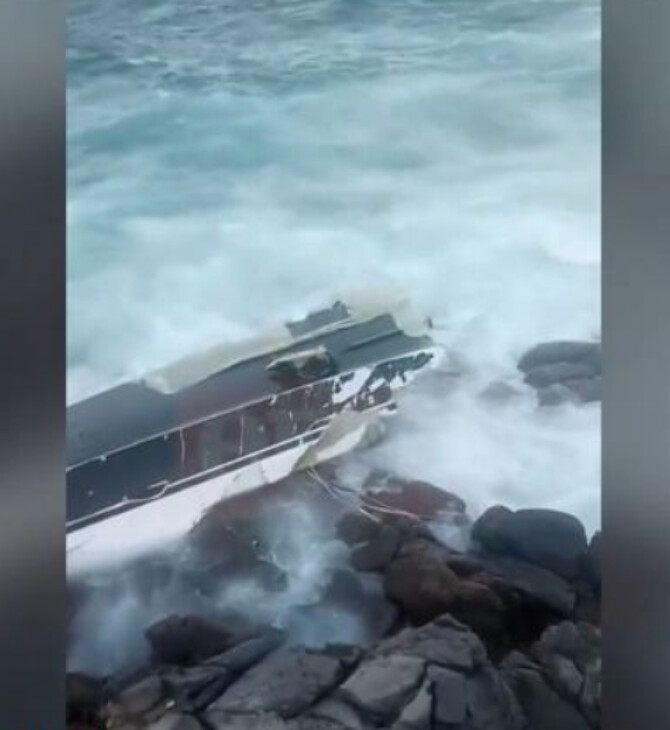 Ελαφόνησος: Θαλαμηγός προσέκρουσε σε βράχια και διαλύθηκε - Βίντεο από το ατύχημα
