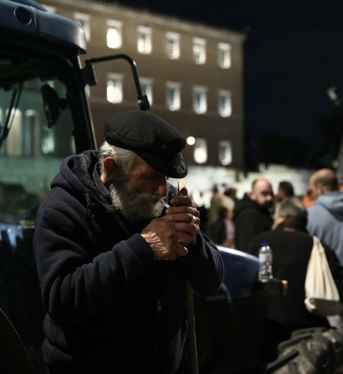Αγρότες: «Θα συνεχίσουμε τον αγώνα μας» - Διανυκτέρευσαν με τα τρακτέρ έξω από τη Βουλή