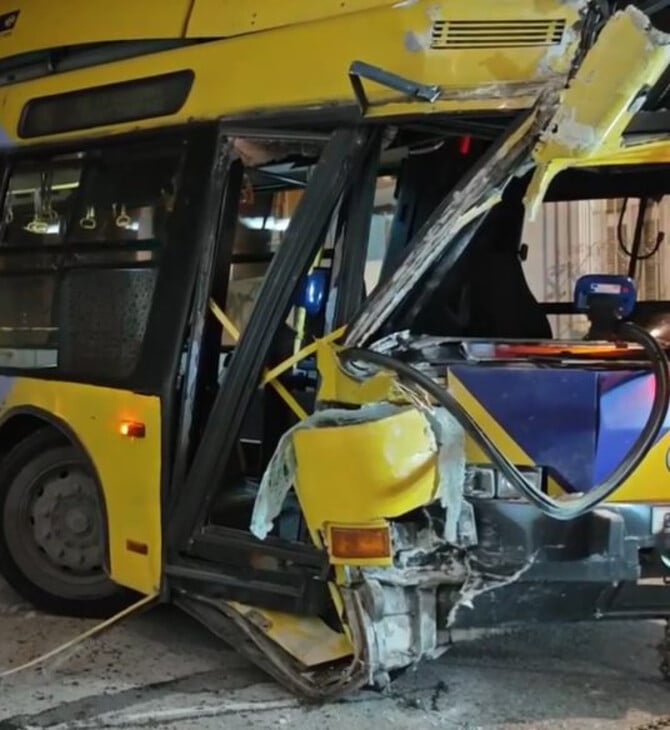 Τρόλεϊ έπεσε πάνω σε πολυκατοικία στα Πετράλωνα