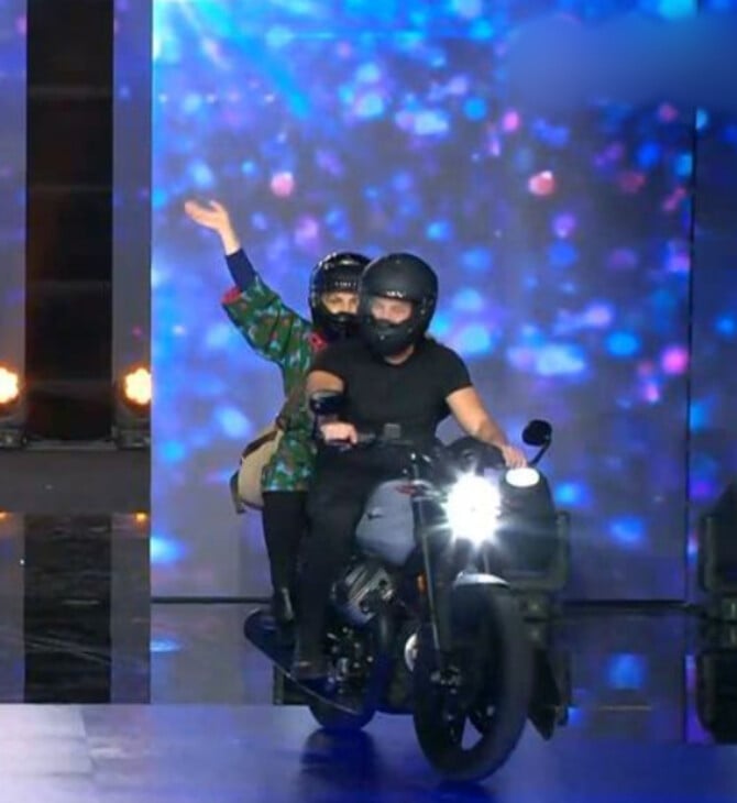 J2US: Η Βίκυ Σταυροπούλου μπήκε στο πλατό πάνω στη μηχανή με τον Αλέξη Γεωργούλη