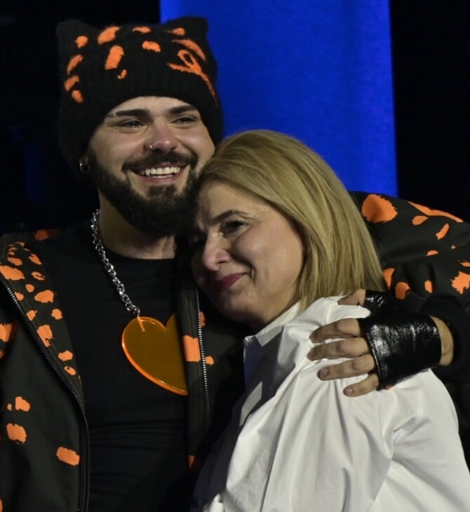 Ο Αkylas με τη μητέρα του στη σκηνή του Sing for Greece: Μια συγκινητική στιγμή 