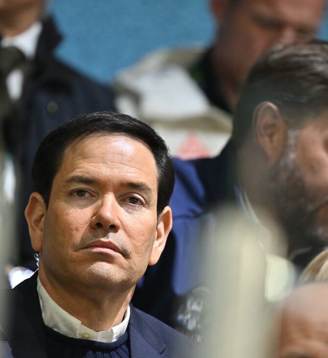 Ένα αφελές και θλιβερό χειροκρότημα