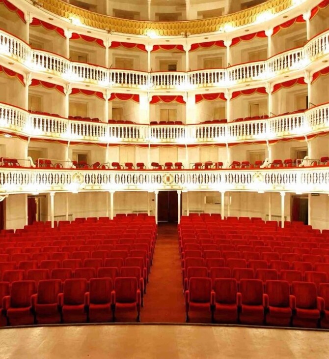 ΦΩΤΙΑ ΝΑΠΟΛΗ ΘΕΑΤΡΟ SANNAZARO