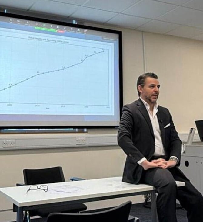 Ο Πρόεδρος του Ομίλου Ιατρικού Αθηνών έδωσε διάλεξη στο Πανεπιστήμιο του Cambridge